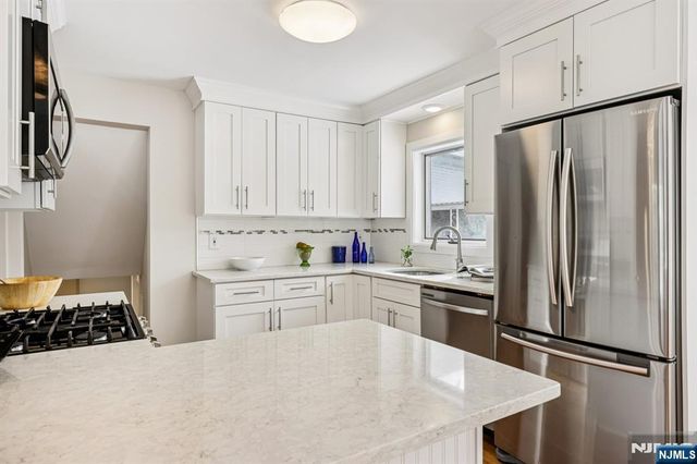 4 Lockwood Lane, Closter, NJ 07624