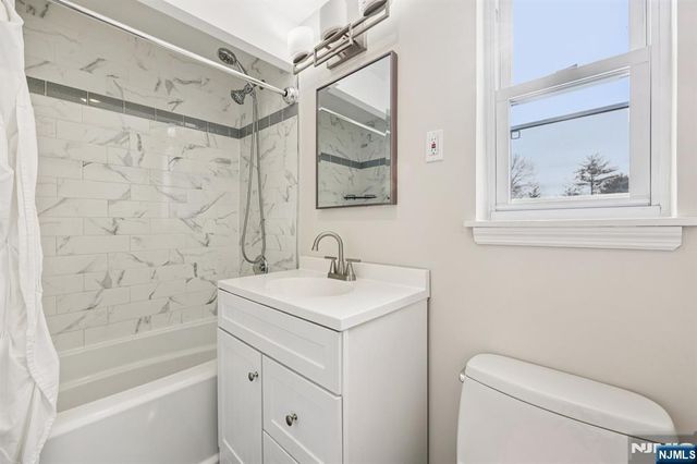 4 Lockwood Lane, Closter, NJ 07624