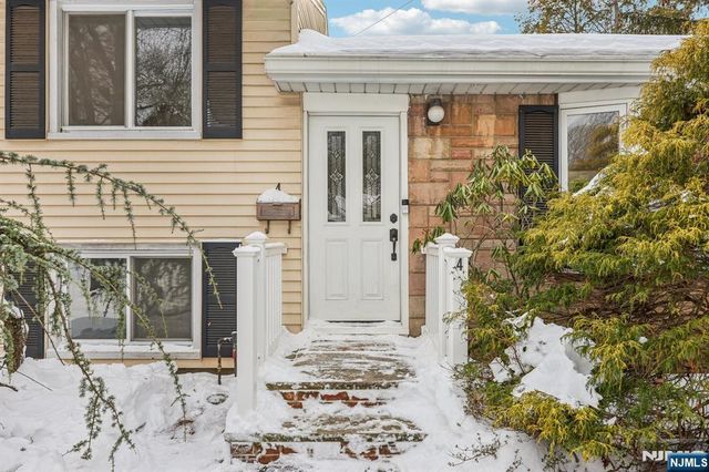 4 Lockwood Lane, Closter, NJ 07624