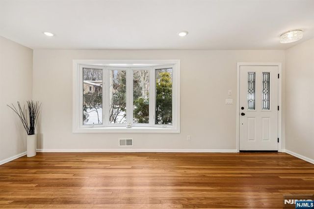 4 Lockwood Lane, Closter, NJ 07624