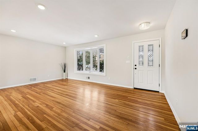 4 Lockwood Lane, Closter, NJ 07624