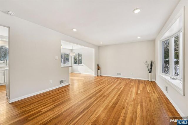 4 Lockwood Lane, Closter, NJ 07624