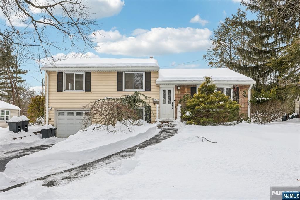 4 Lockwood Lane, Closter, NJ 07624