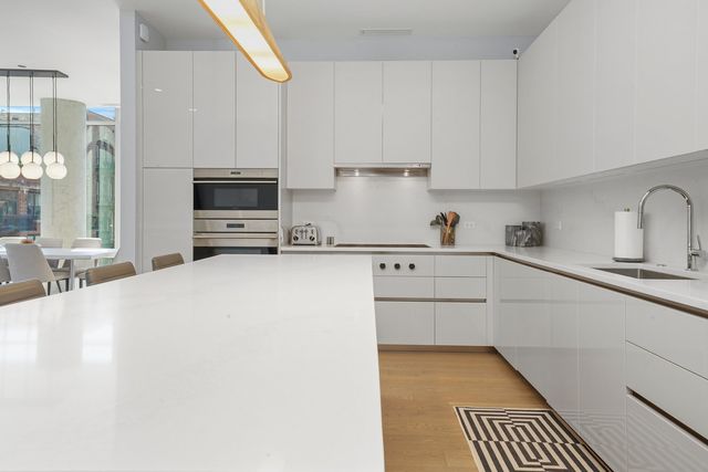 360 W Erie Street 5A, Chicago, IL 60654