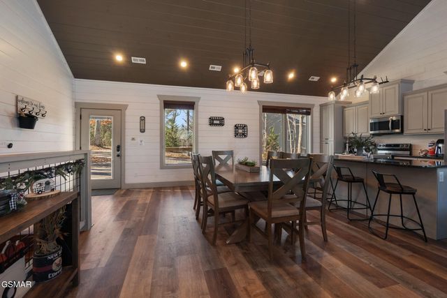 2430 Rainbow Falls Lane, Sevierville, TN 37862