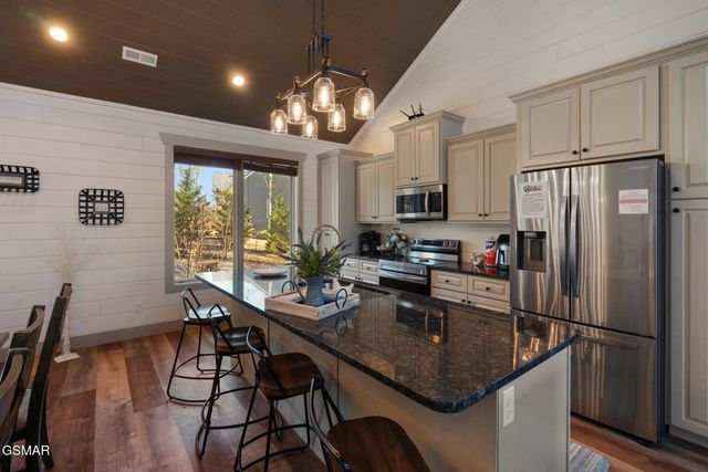 2430 Rainbow Falls Lane, Sevierville, TN 37862