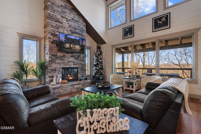 2430 Rainbow Falls Lane, Sevierville, TN 37862