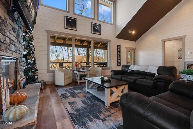 2430 Rainbow Falls Lane, Sevierville, TN 37862