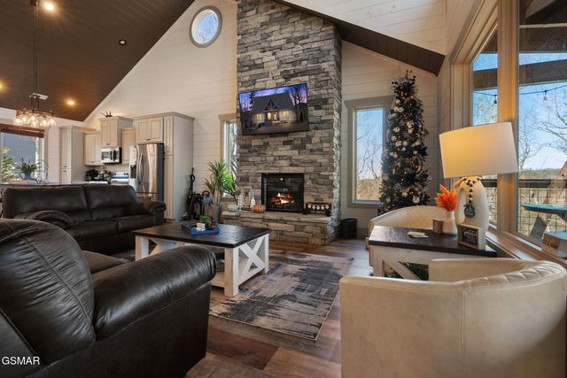 2430 Rainbow Falls Lane, Sevierville, TN 37862