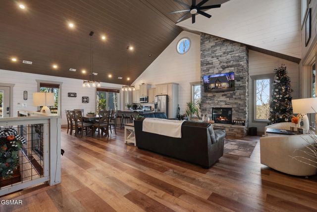 2430 Rainbow Falls Lane, Sevierville, TN 37862