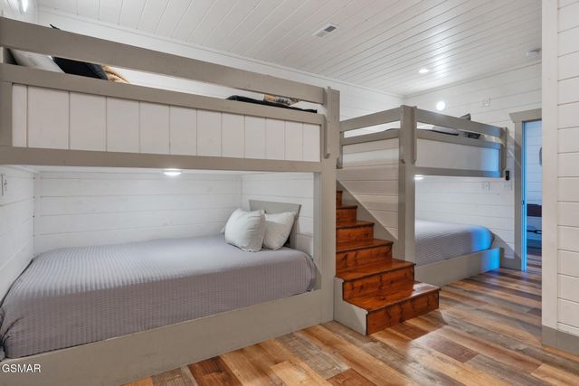 2430 Rainbow Falls Lane, Sevierville, TN 37862