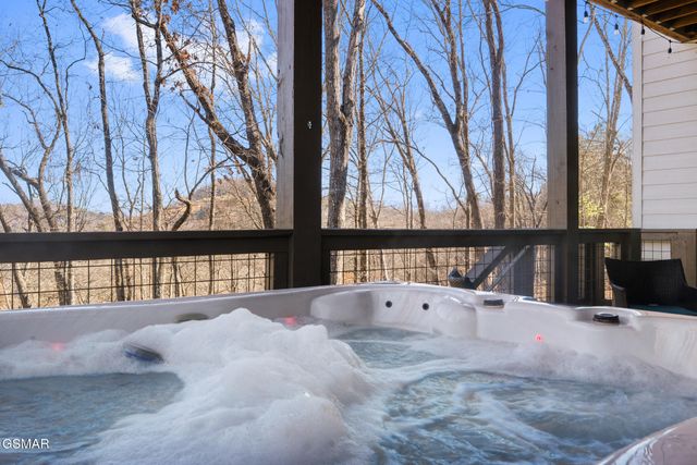 2430 Rainbow Falls Lane, Sevierville, TN 37862