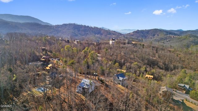 2430 Rainbow Falls Lane, Sevierville, TN 37862