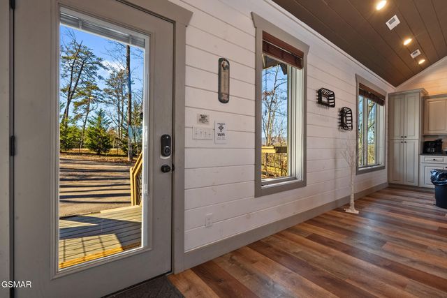 2430 Rainbow Falls Lane, Sevierville, TN 37862