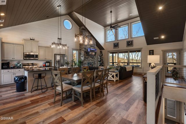 2430 Rainbow Falls Lane, Sevierville, TN 37862