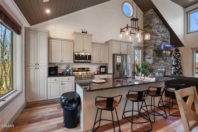 2430 Rainbow Falls Lane, Sevierville, TN 37862