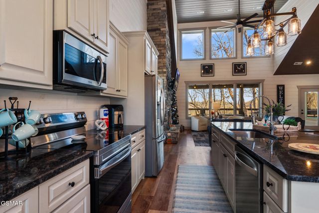 2430 Rainbow Falls Lane, Sevierville, TN 37862