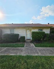 16 E Mountain Creek Court E 12, Grand Prairie, TX 75052
