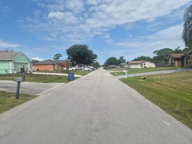 681 NW Thuringer St Street NW, Palm Bay, FL 32907