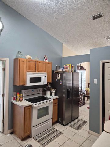 681 NW Thuringer St Street NW, Palm Bay, FL 32907