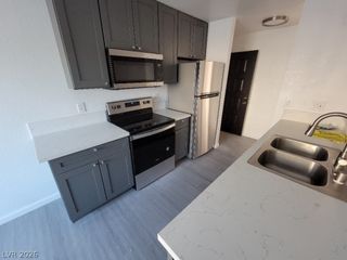 2771 MOUNTAIN VISTA Street B, Las Vegas, NV 89121