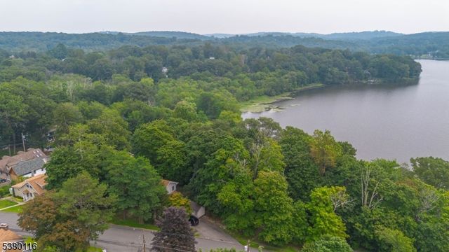 8 Hillside Ave, Stanhope Boro, NJ 07874