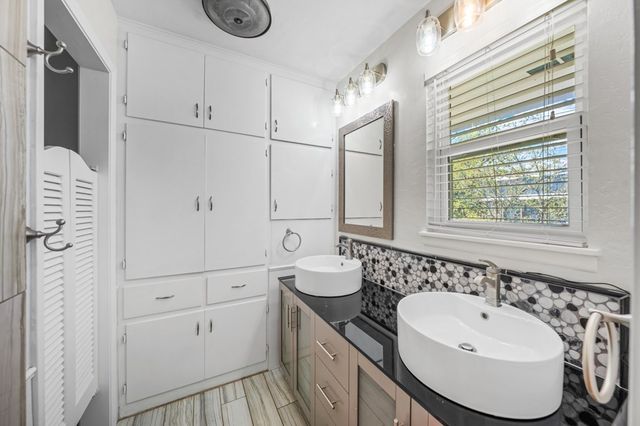 711 Cardinal Dr, Kerrville, TX 78028