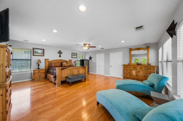 711 Cardinal Dr, Kerrville, TX 78028