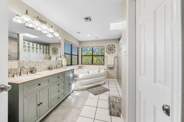 711 Cardinal Dr, Kerrville, TX 78028