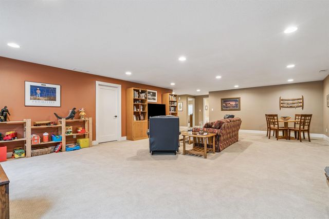 4320 Autumn Ridge Road, Cedar Falls, IA 50613