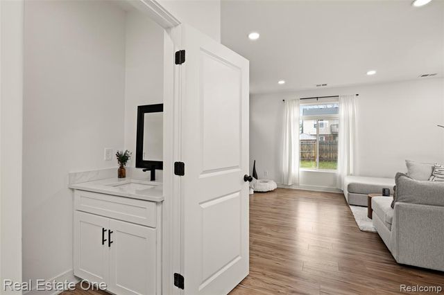 1705 E Meyers Avenue, Hazel Park, MI 48030