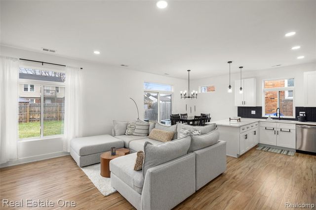 1705 E Meyers Avenue, Hazel Park, MI 48030