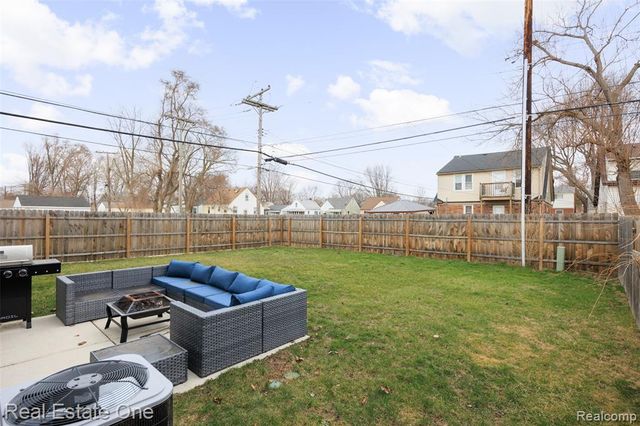 1705 E Meyers Avenue, Hazel Park, MI 48030