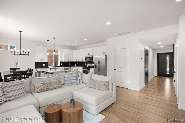 1705 E Meyers Avenue, Hazel Park, MI 48030