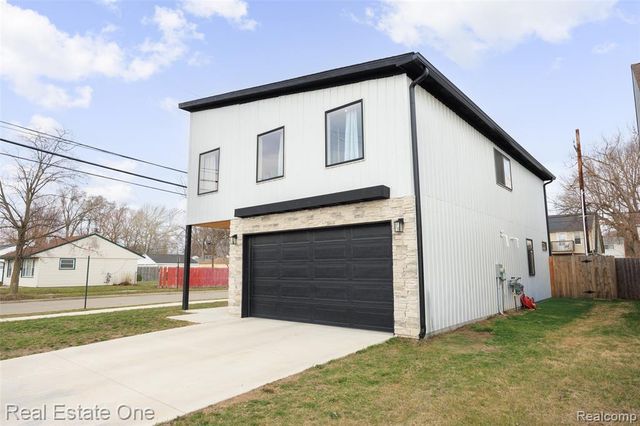 1705 E Meyers Avenue, Hazel Park, MI 48030