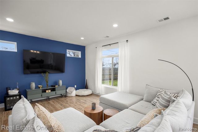 1705 E Meyers Avenue, Hazel Park, MI 48030