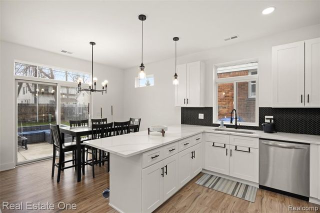 1705 E Meyers Avenue, Hazel Park, MI 48030