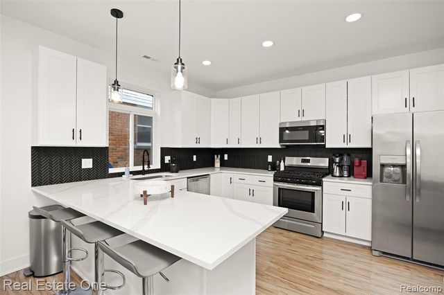 1705 E Meyers Avenue, Hazel Park, MI 48030