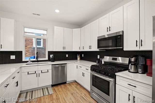 1705 E Meyers Avenue, Hazel Park, MI 48030