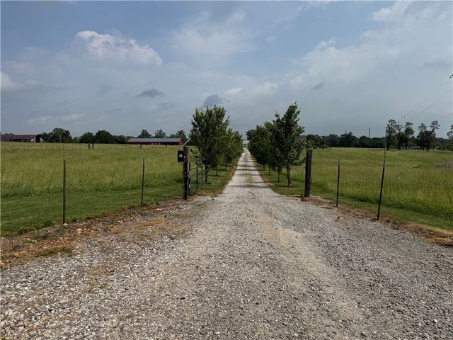 450 NW Holland Avenue, Gentry, AR 72734