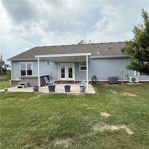 450 NW Holland Avenue, Gentry, AR 72734