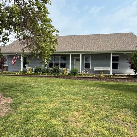 450 NW Holland Avenue, Gentry, AR 72734