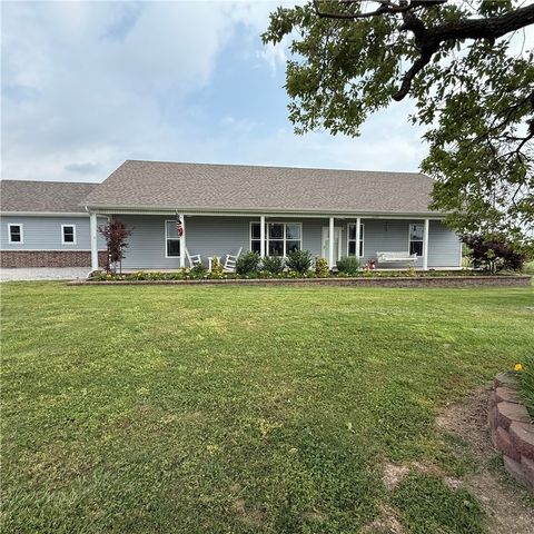 450 NW Holland Avenue, Gentry, AR 72734