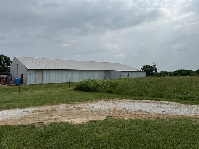 450 NW Holland Avenue, Gentry, AR 72734