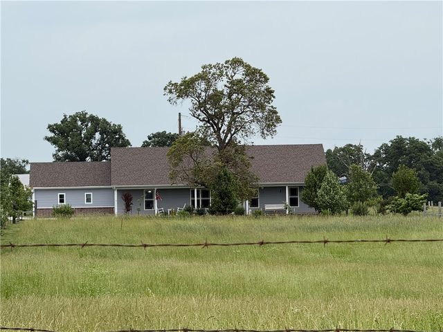450 NW Holland Avenue, Gentry, AR 72734