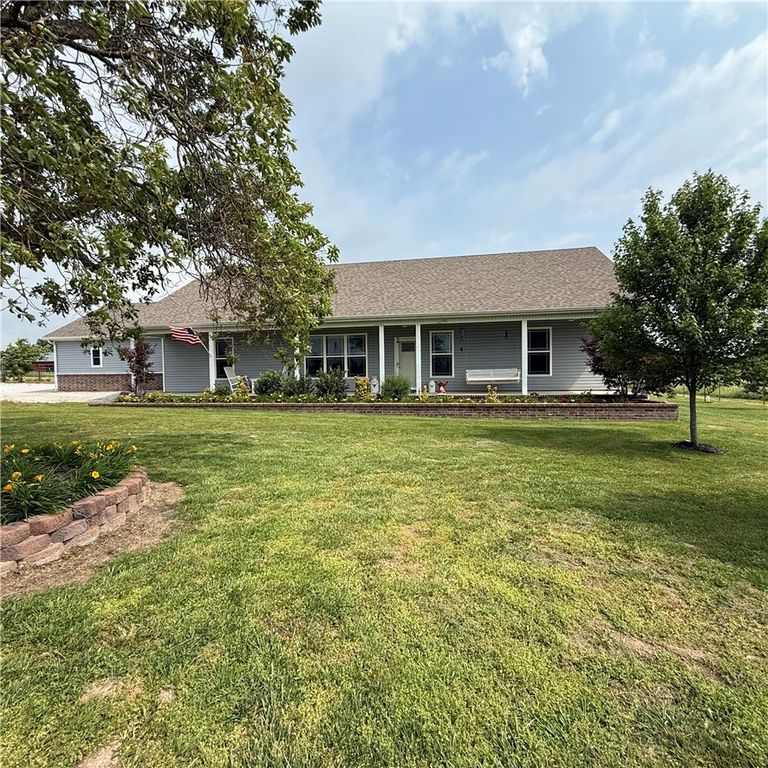 450 NW Holland Avenue, Gentry, AR 72734