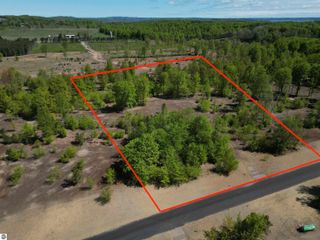 1087 E Solaris Way, Maple City, MI 49664