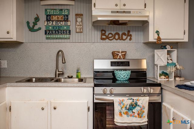 1207 W Madison Avenue, Port O'connor, TX 77982