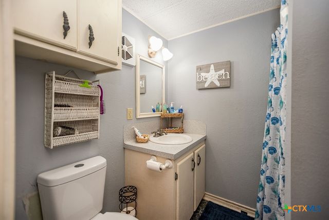 1207 W Madison Avenue, Port O'connor, TX 77982