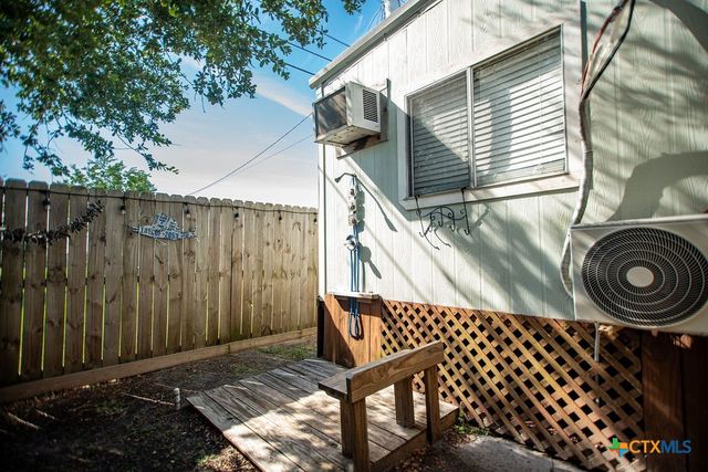 1207 W Madison Avenue, Port O'connor, TX 77982